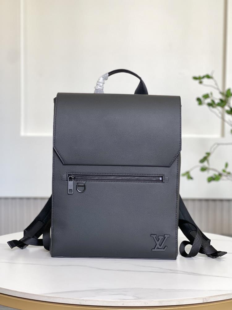 M21367 Takeoff full leather backpackThe choice to innovate the trend with a refined and elegant temperament Delicate cowhide is as soft as oldfashio