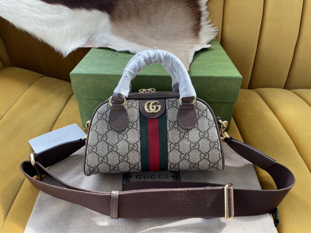 The original leather GG Supreme canvas has become the main fabric in Guccis design universe In the new collection the 724606 mini handbag is reinte