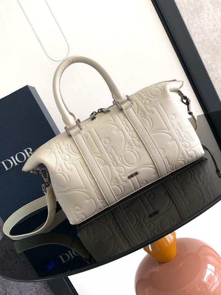 This Weekender 25 handbag features a classic and elegant design The Dior Gravity printed effect leather uses embossing technology to delicately prese