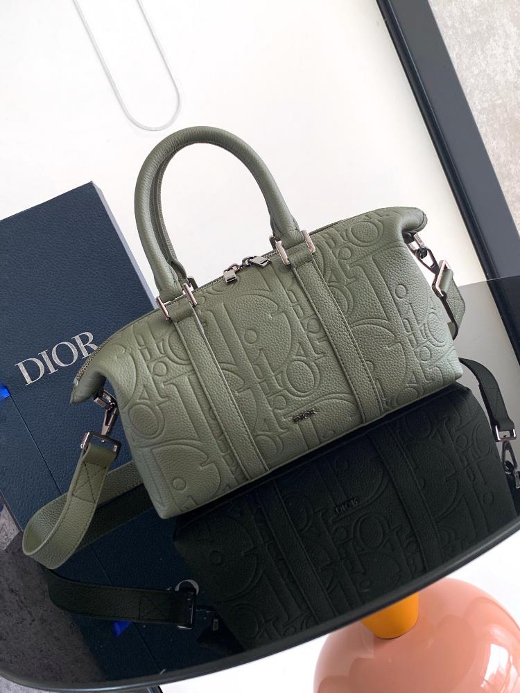 This Weekender 25 handbag features a classic and elegant design The Dior Gravity printed effect leather uses embossing technology to delicately prese