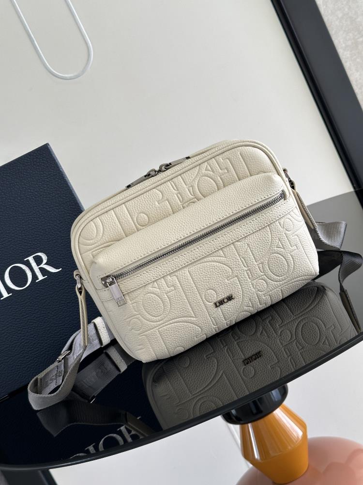 This Rider 20 zipper messenger bag is a new product in the mens clothing collection for autumn 2024 It is practical and exquisite making it an ide