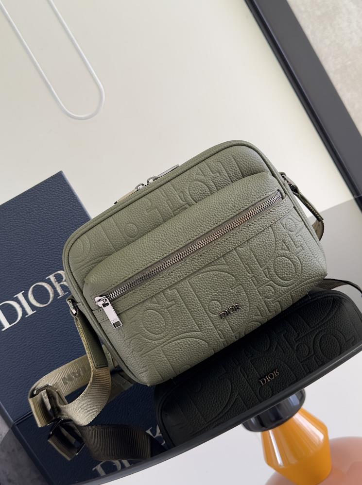 This Rider 20 zipper messenger bag is a new product in the mens clothing collection for autumn 2024 It is practical and exquisite making it an ide