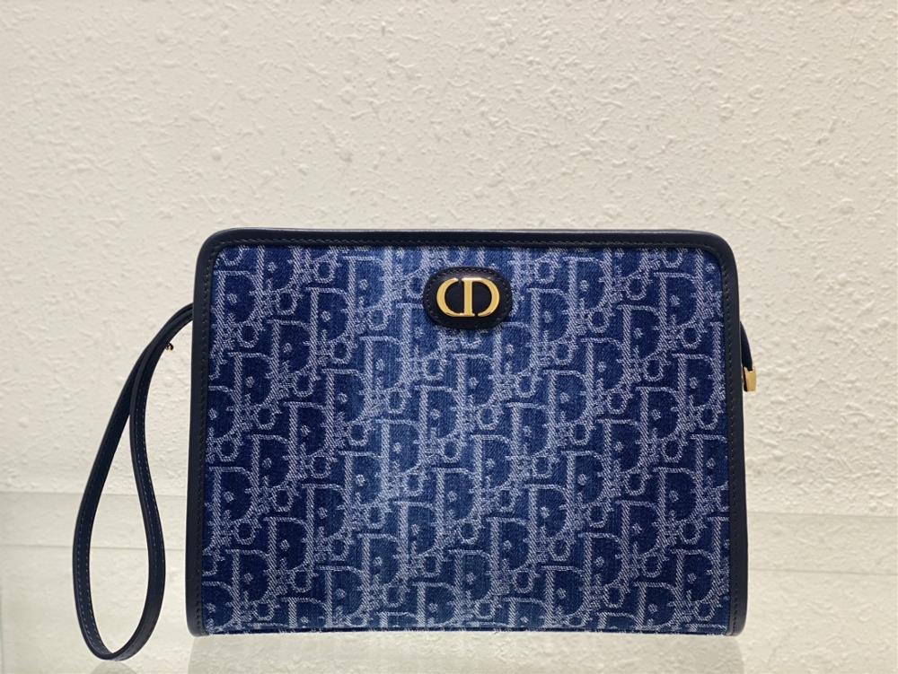 The Dior Oblique denim blue canvas tote bag with its irregular stone wash effect reinterprets the classic letter pattern giving the bag a new style