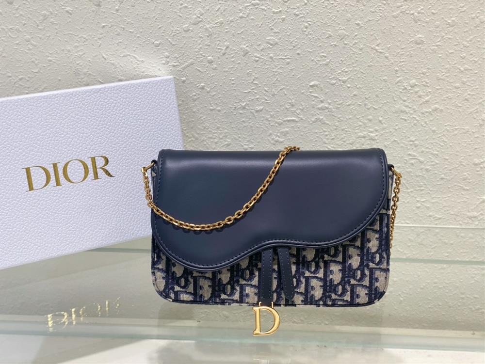 New WoCThis saddle chain clutch has smooth and coordinated lines making it a fashionable and practical item Carefully crafted with blue Oblique prin