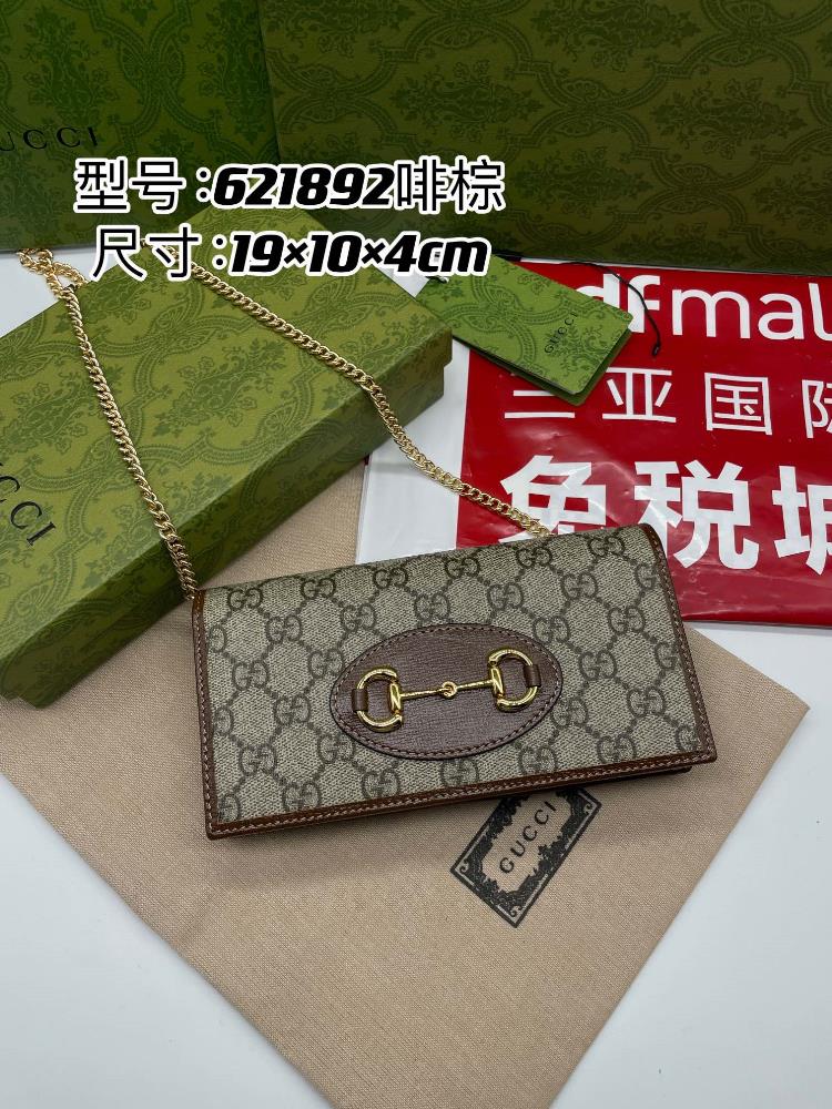 Model 621892 launched in the spring and summer of 2020 features multiple Gucci 1955 horseclip collections that can easily accommodate the iPhone 11