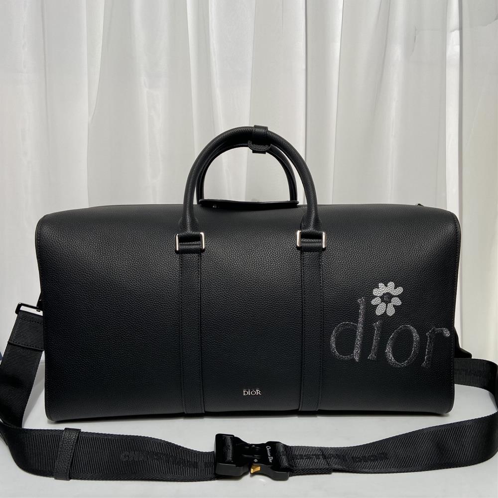 The 9980 Dior Lingot 50 luggage bag is the flagship item of this season from the DIOR BY ERL collaboration series It is practical elegant and uniq