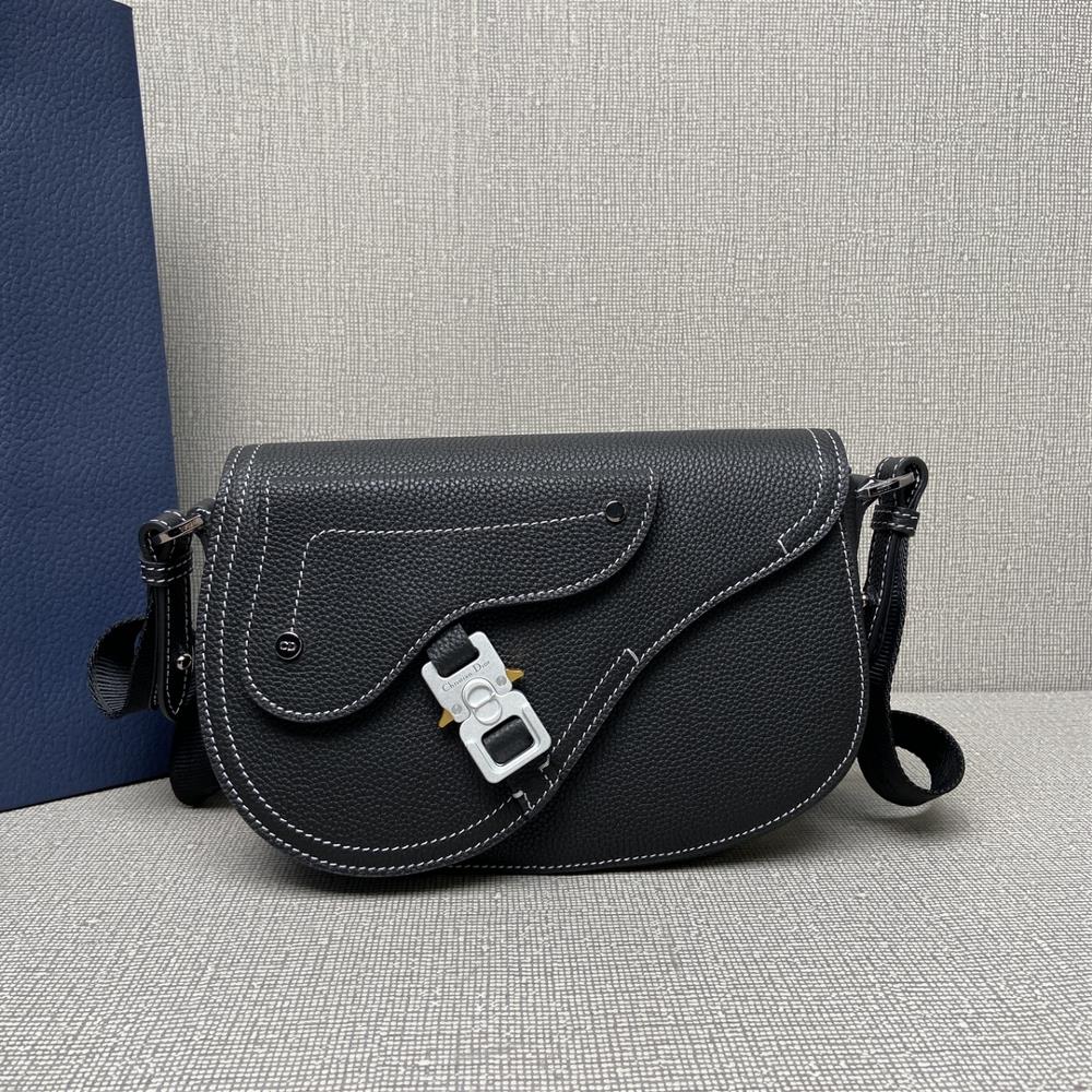 This 9249 saddle messenger bag is a new product in the mens clothing series for the fall of 2024 exquisite and fashionable Crafted with black grain