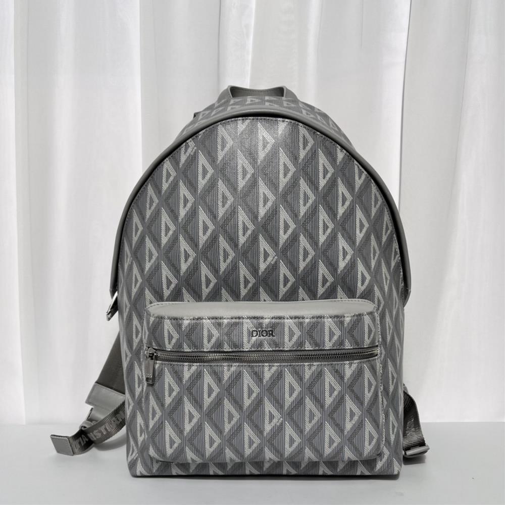 Photo 9946 This Rider backpack has a simple outline and a classic college style that exudes vitality Crafted with Dior grey CD Diamond patterned can