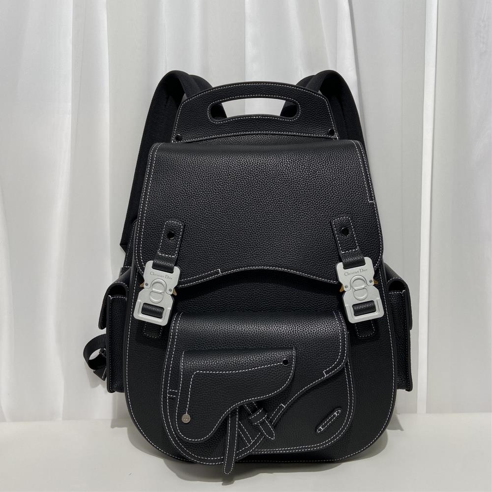 The latest version of the 9015 large saddle backpack which has been returned features a stylish original design that highlights the iconic saddle st