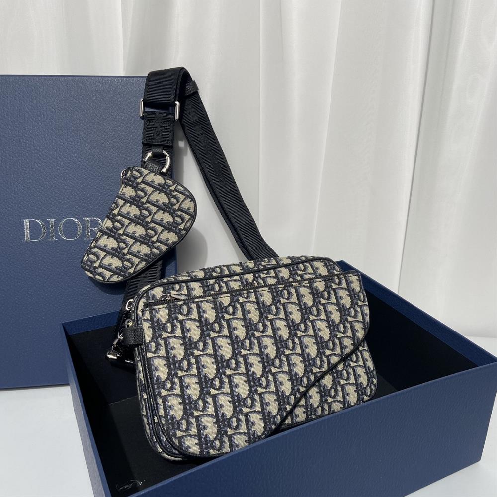 This saddle three piece handbag is a new product of the 2023 autumn mens clothing series carefully crafted with beige and black Oblique printed fabr