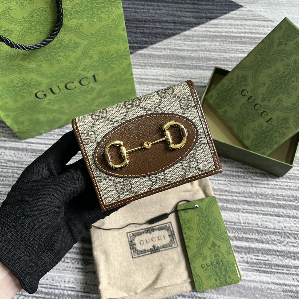 In the 2020 SpringSummer collection this Gucci Horsebit 1955 series card bag is newly launched made of GG Supreme canvas and brown leather materi