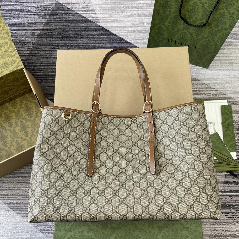 Paired with a complete set of packaging this new shopping bag GG combines the distinctive elements of GG pattern and striped ribbon from two brands