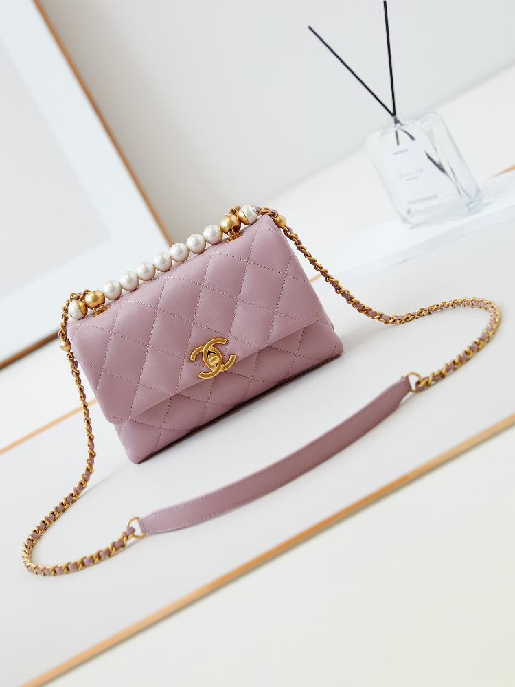 24A season pearl bag in Paris hot and steaming latest season pearl bag heartIts really a bag that falls in love at first sight The pearl decoratio