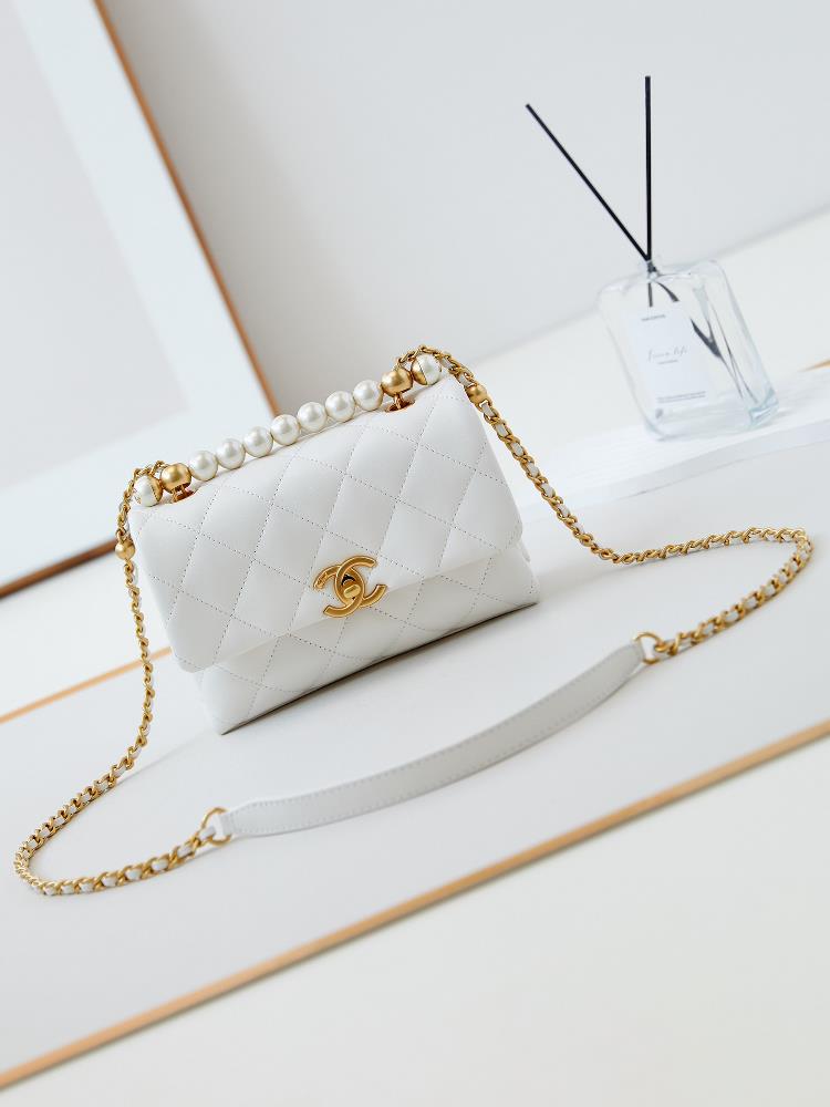 24A season pearl bag in Paris hot and steaming latest season pearl bag heartIts really a bag that falls in love at first sight The pearl decoratio