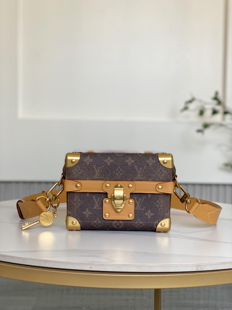 M11535 Old FlowerThis Soul Trunk handbag is made of Monogram Dust canvas with leather and metal accents accentuating the faded Monogram floral and LV