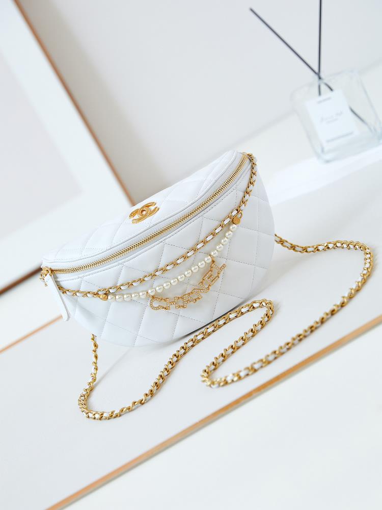 The 24A pearl chain waist bag with pearl Chanel letter pendant is super exquisite and futuristic with a super cool shoulder strap that is exquisite a