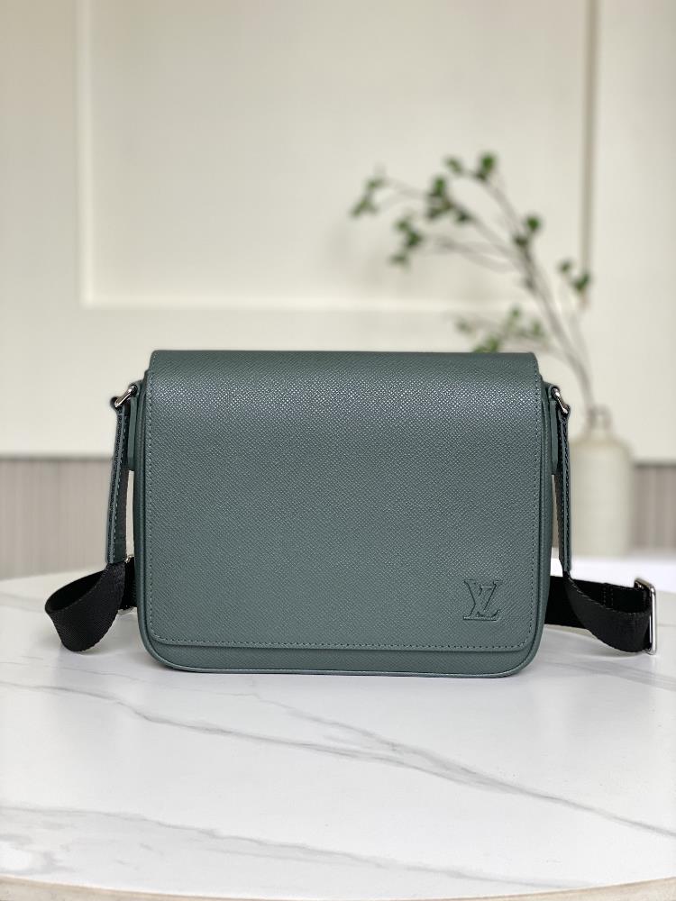 M30970 dark greenThis District small mailman bag is made of Taga cowhide leather and features a new color scheme to showcase a refined style with the