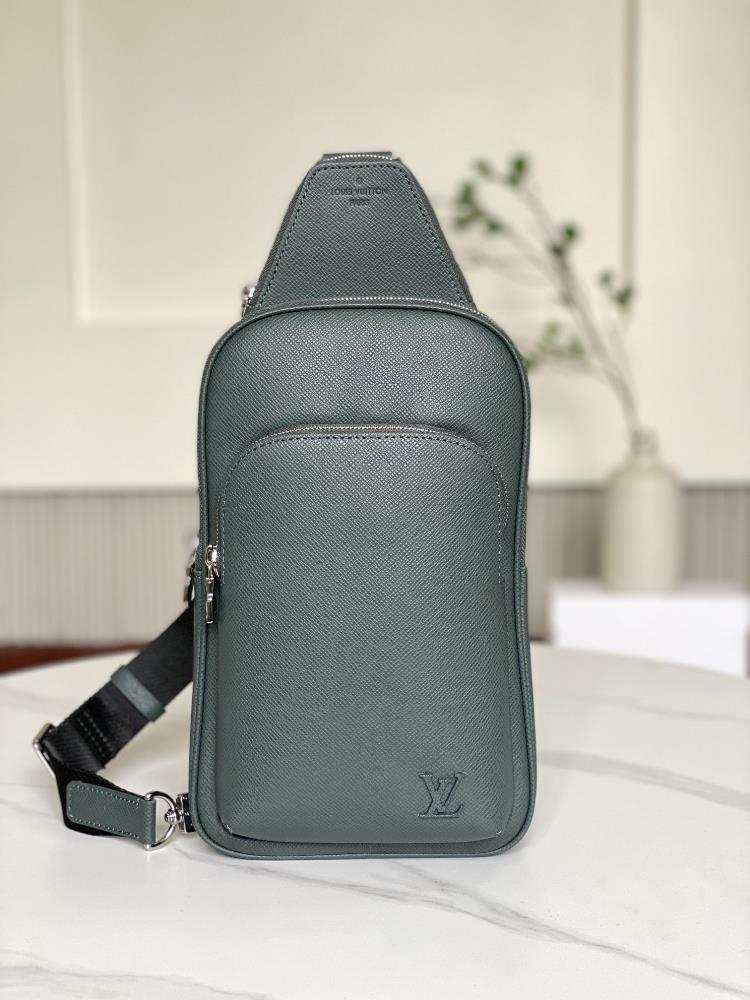 M30973 dark greenThis Avenue shoulder bag is made of Taga leather and features a small zipper pocket on the top repeating Louis Vuittons classic des