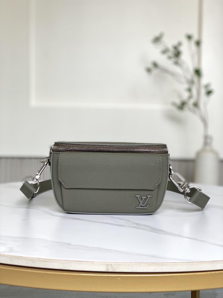 M83560 dark greenThis Pilot mini handbag is crafted with round grain cowhide leather providing a trendy choice for daily travel The zippered main co