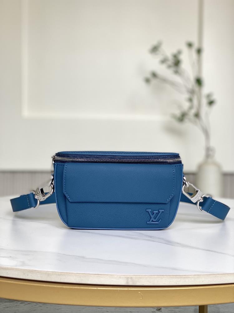 M83563 BlueThis Pilot mini handbag is crafted with round grain cowhide leather providing a trendy choice for daily travel The zippered main compartm