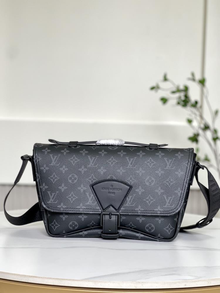 The M46685 Black Flower Montsouris Postman Bag is made of Monogram Eclipse canvas and features a modern design that provides ample space Pockets and