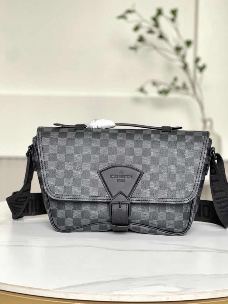 N46685 Haige Montsouris mailman bag is made of Monogram Eclipse canvas featuring a modern design that encompasses ample space Pockets and compartmen