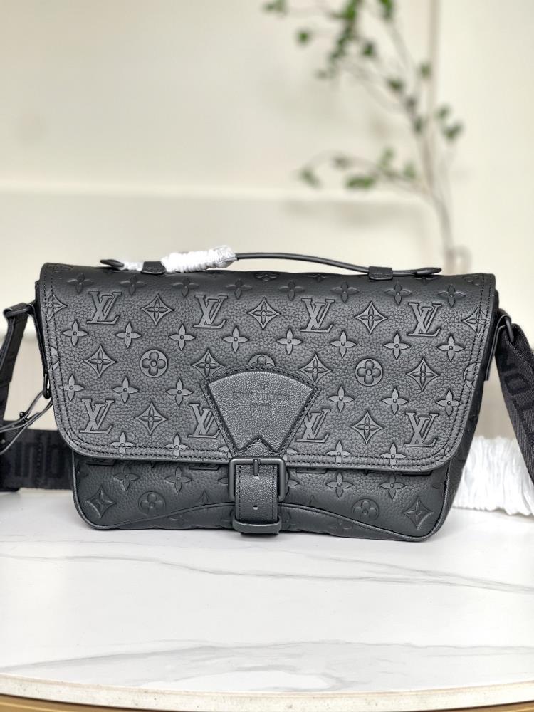 The M46685 black full leather Montsouris mailman bag is made of Monogram Eclipse canvas and features a modern design that provides ample space Pocket