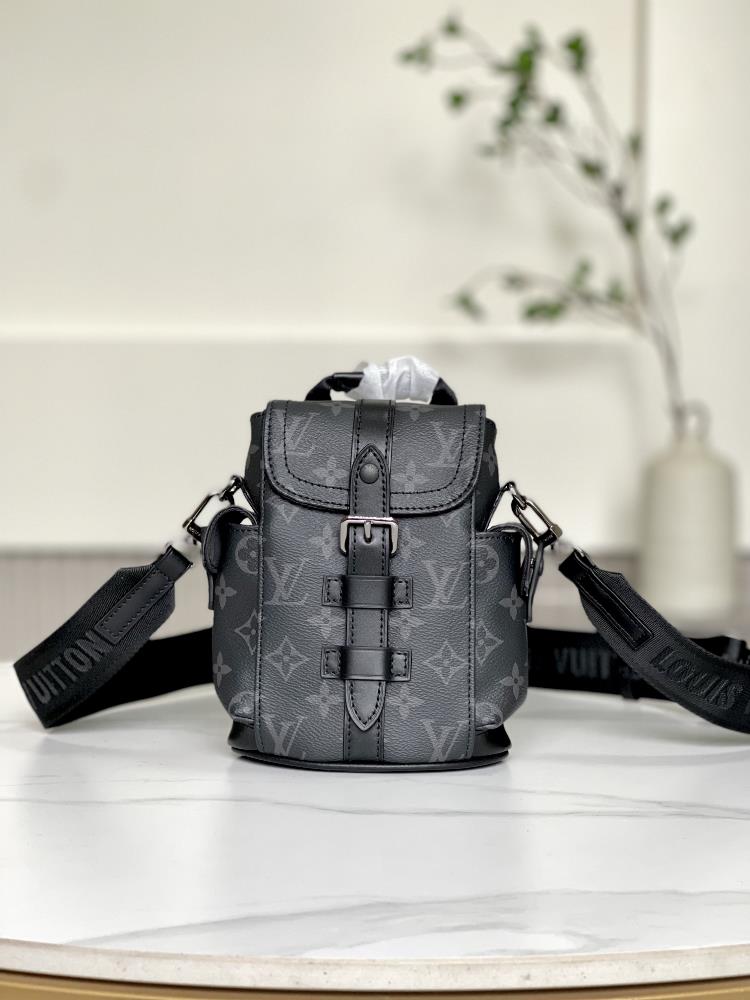 M82769 This Nano Christopher Handmade Bag ingeniously condenses the essence of the Yilu Weideng Classic Christopher double shoulder bag with exquisit