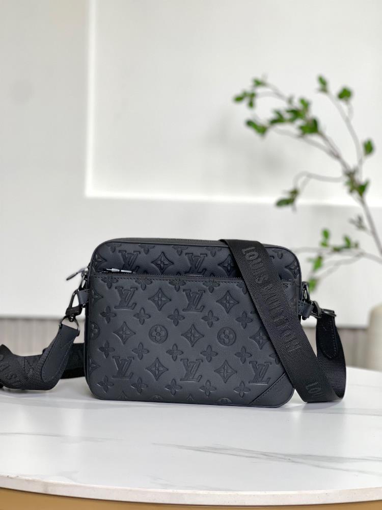 M46602 black embossed Trio mailman bag is made of Monogram embossed cowhide leather The small change bag at the zipper front pocket and shoulder stra