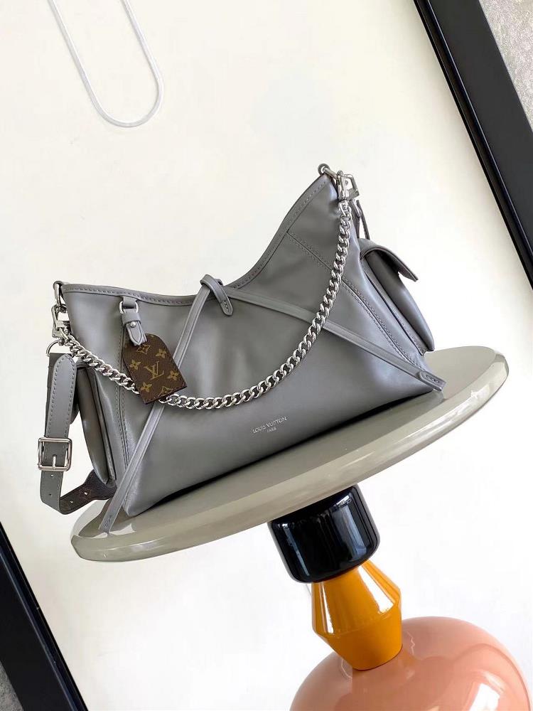 M24861This CarryAll Cargo small handbag presents a fashionable and slightly wrinkled effect with soft cowhide leather and is paired with polished met