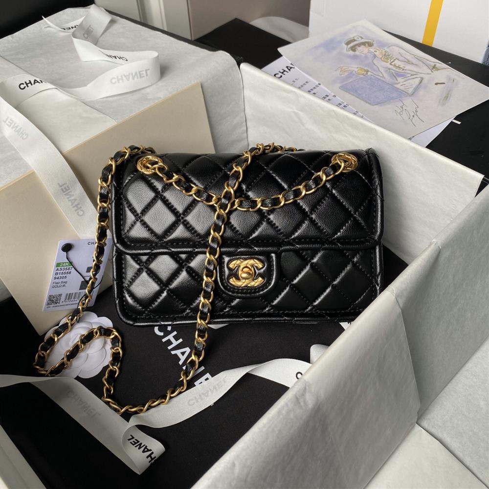 Chanel AS3587 Tofu Bun is a classic style that is perfect for summerSheepskin paired with a gold chain this tofu bag feels like a very fairy and eleg