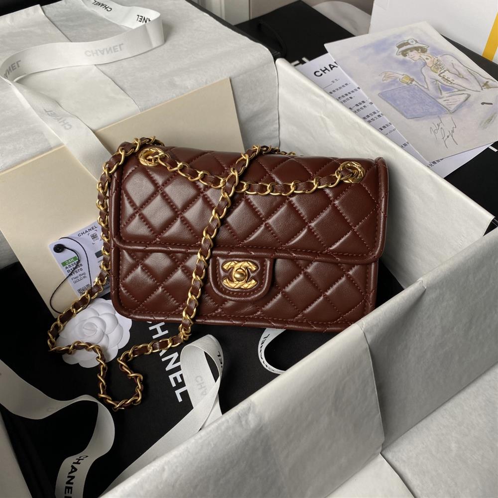 Chanel AS3587 Tofu Bun is a classic style that is perfect for summerSheepskin paired with a gold chain this tofu bag feels like a very fairy and eleg