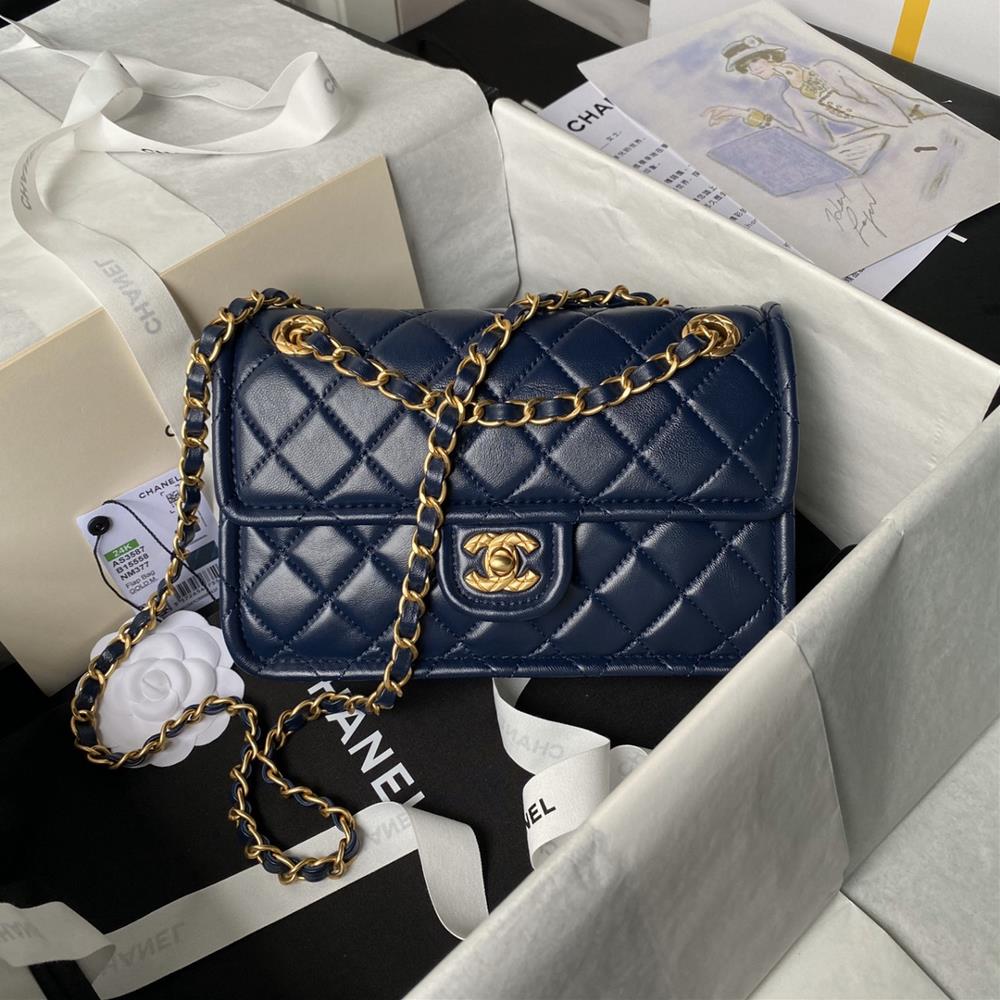 Chanel AS3587 Tofu Bun is a classic style that is perfect for summerSheepskin paired with a gold chain this tofu bag feels like a very fairy and eleg