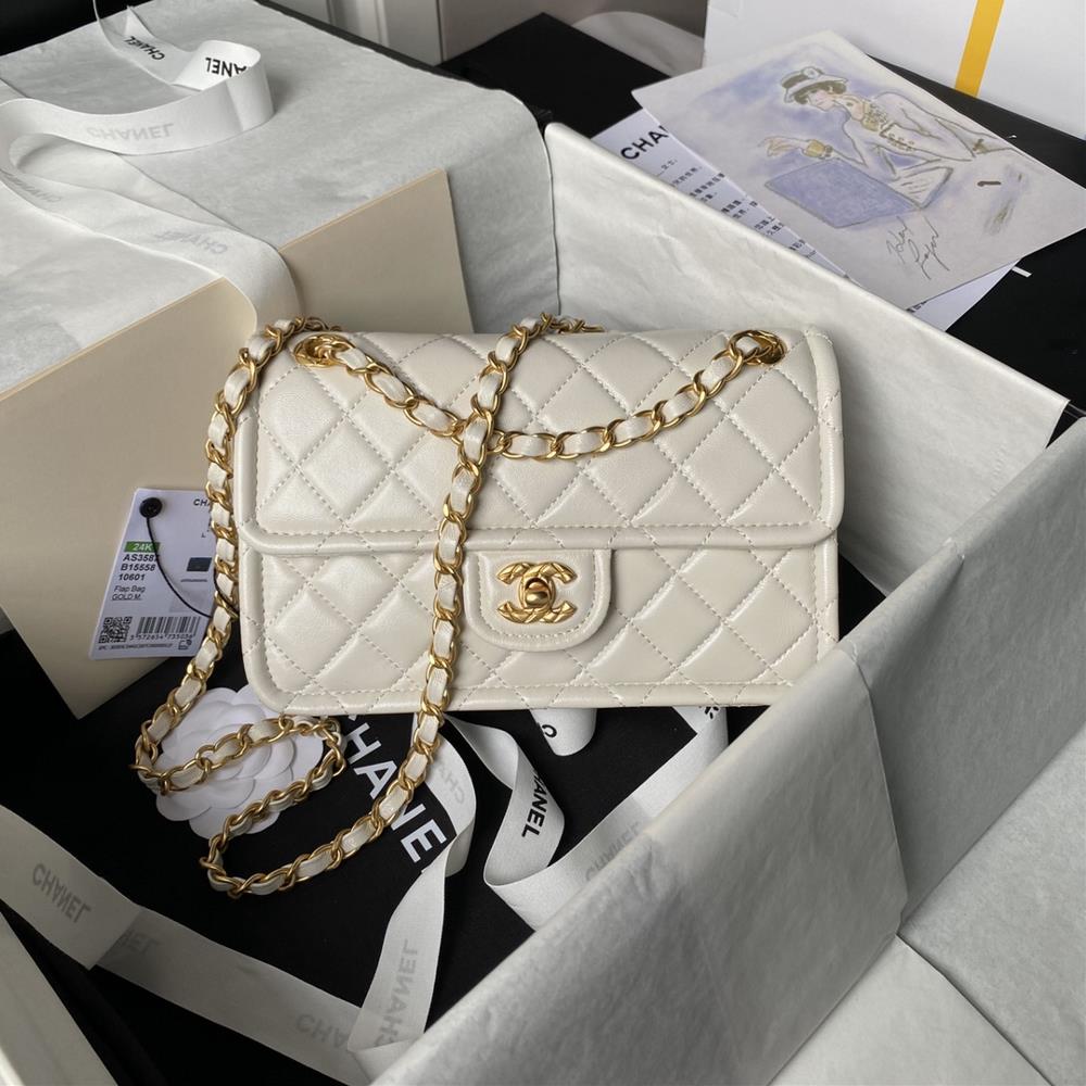 Chanel AS3587 Tofu Bun is a classic style that is perfect for summerSheepskin paired with a gold chain this tofu bag feels like a very fairy and eleg