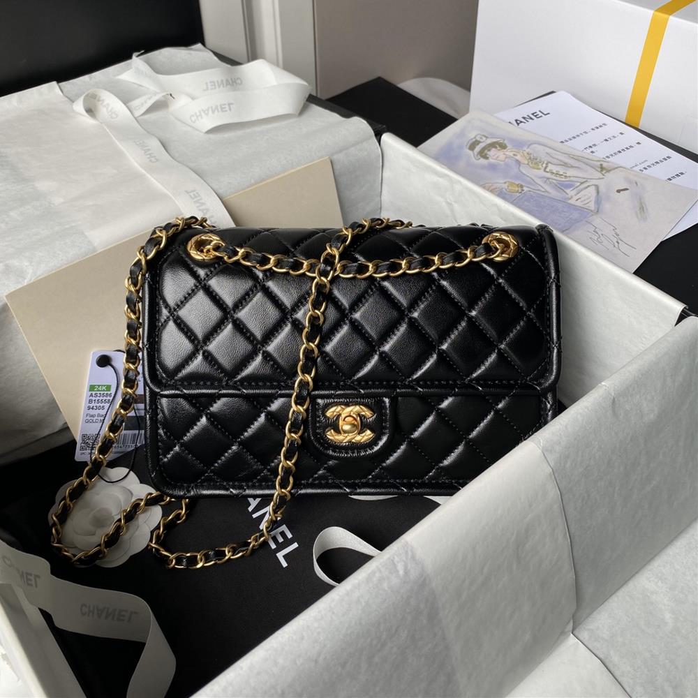 Chanel AS3586 Tofu Bun is a classic style that is perfect for summerSheepskin paired with a gold chain this tofu bag feels like a very fairy and eleg