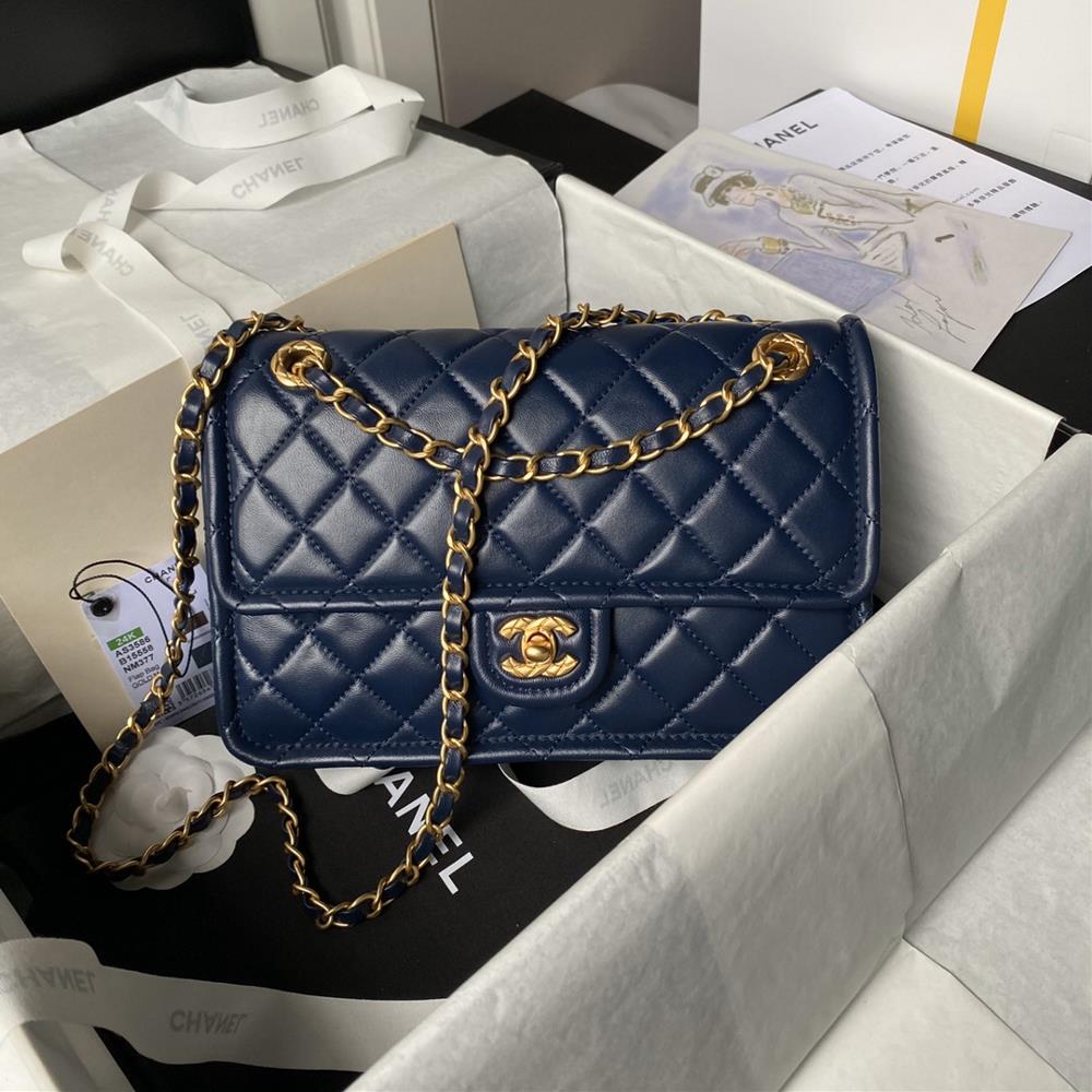 Chanel AS3586 Tofu Bun is a classic style that is perfect for summerSheepskin paired with a gold chain this tofu bag feels like a very fairy and eleg