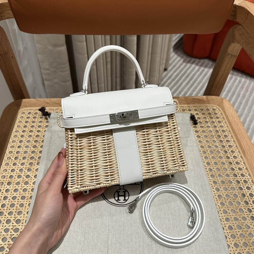 StyleKelly PicnicColour01BlancSize201812cmLeatherswift from FranceHardwaresilverBlurbsOur Products are handcraftedAll Hardware are 18k gold which is