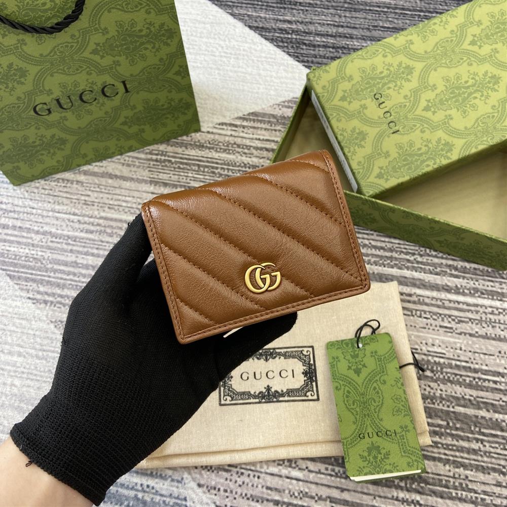 Comes with a complete set of GG Marmont series quilted card bagsLike different shades of green Guccis enduring design releases new styles every se