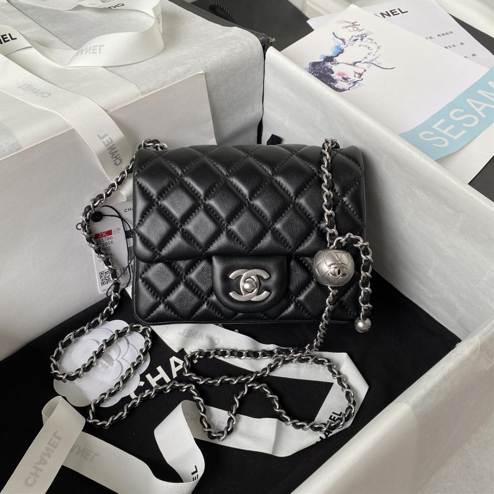 Silver chain Chanel AS1786 popular CF mini cap bag with silver ball chain added a finishing touch on the silver ball chain not only retro and beautif