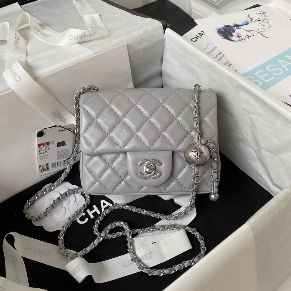 Silver chain Chanel AS1786 popular CF mini cap bag with silver ball chain added a finishing touch on the silver ball chain not only retro and beautif