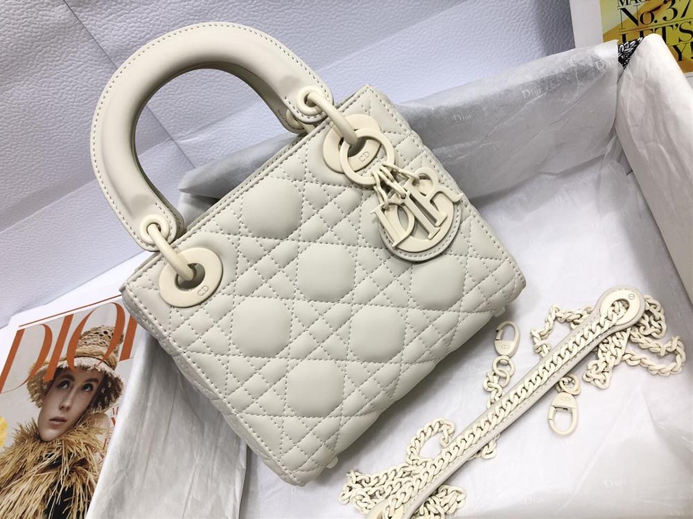 Lady Dior three grid frosted rattan plaid cowhide flap handbag paired with a chain Ultra matte finish metal accessory detachable chain strap can b