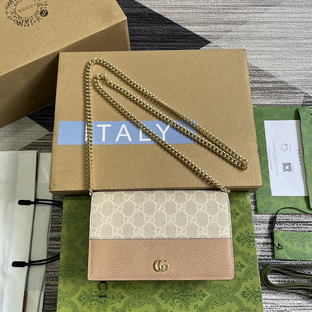 The GG Marmont series chain bag comes with a complete set of packaging It is made of classic and durable oat colored leather adding another classi