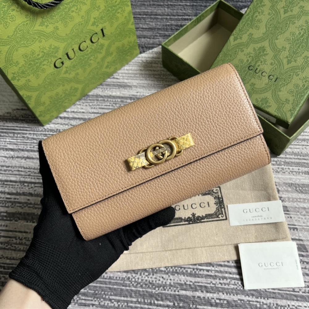 This long wallet comes with a complete set of packaging and is made of refined rose rice leather The front bow is crafted with python skin rolled e