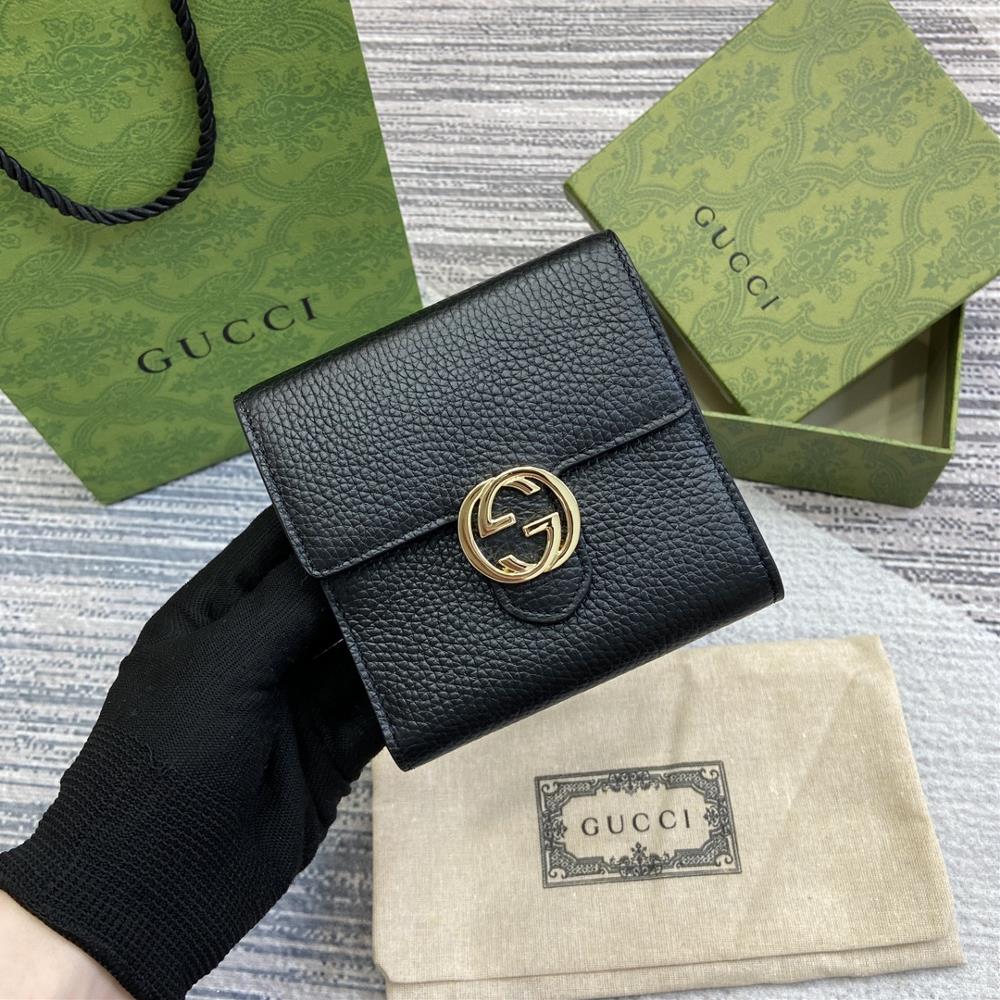 Equipped with a full set of GG drop grain cowhide short clips this leather wallet is ingeniously designed with the newly interpreted GG pattern fro