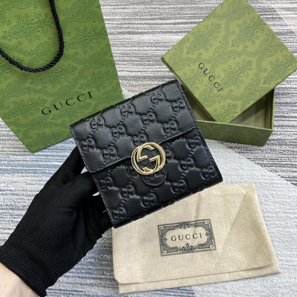 Equipped with a full set of GG drop grain cowhide short clips this leather wallet is ingeniously designed with the newly interpreted GG pattern fro