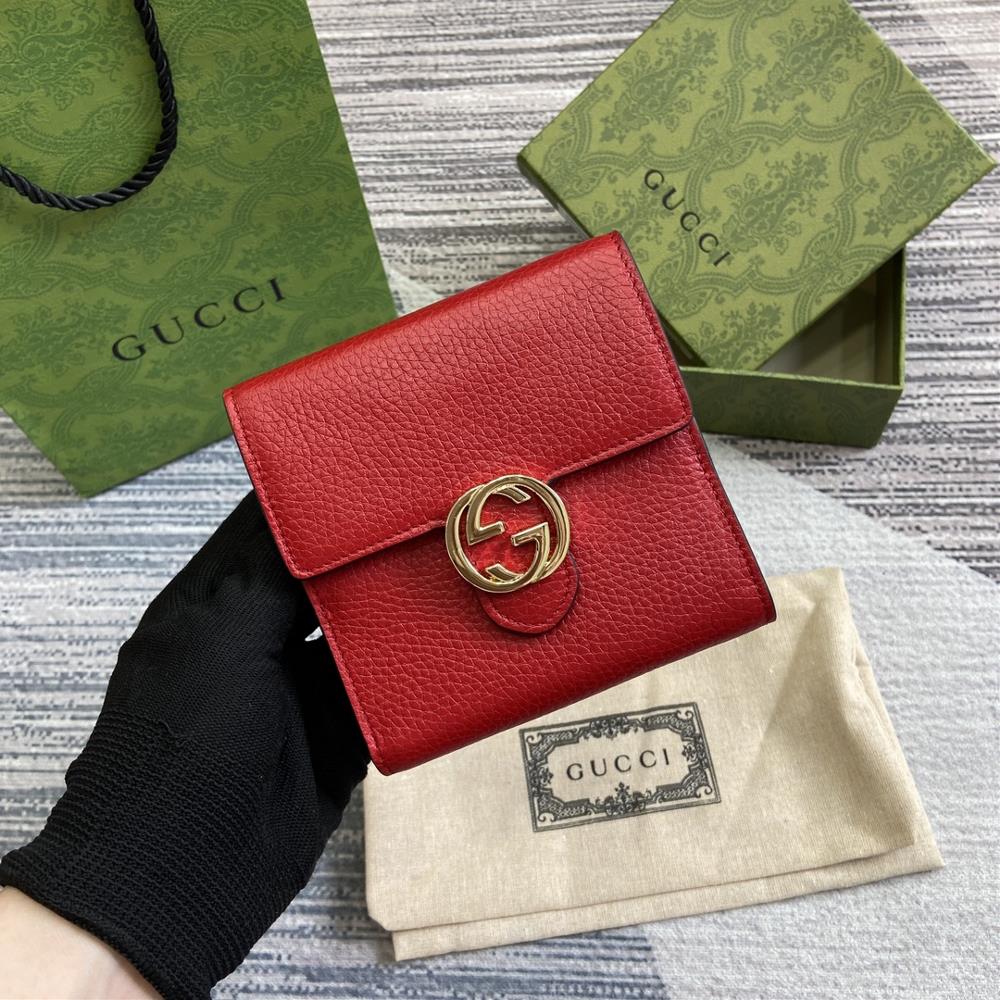 Equipped with a full set of GG drop grain cowhide short clips this leather wallet is ingeniously designed with the newly interpreted GG pattern fro