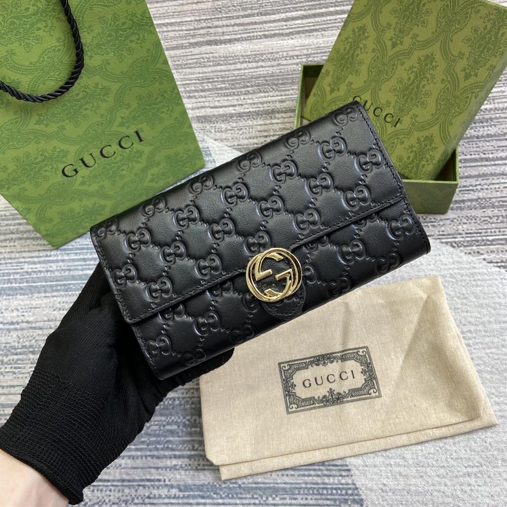 Equipped with a full set of GG embossed G cowhide long clips this leather wallet is ingeniously designed with the newly interpreted GG pattern from