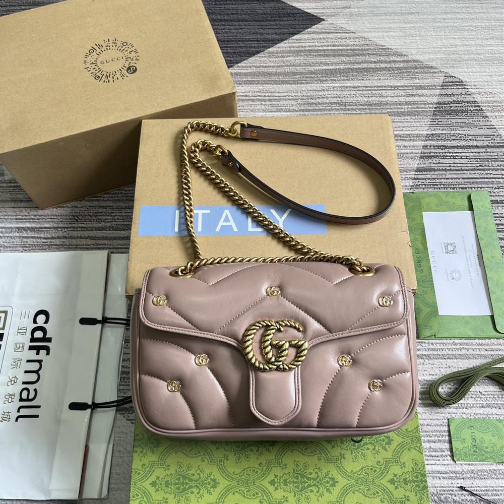 This GG Marmont series mediumsized shoulder bag comes with a complete set of packaging featuring a soft and refreshing interpretation of the class