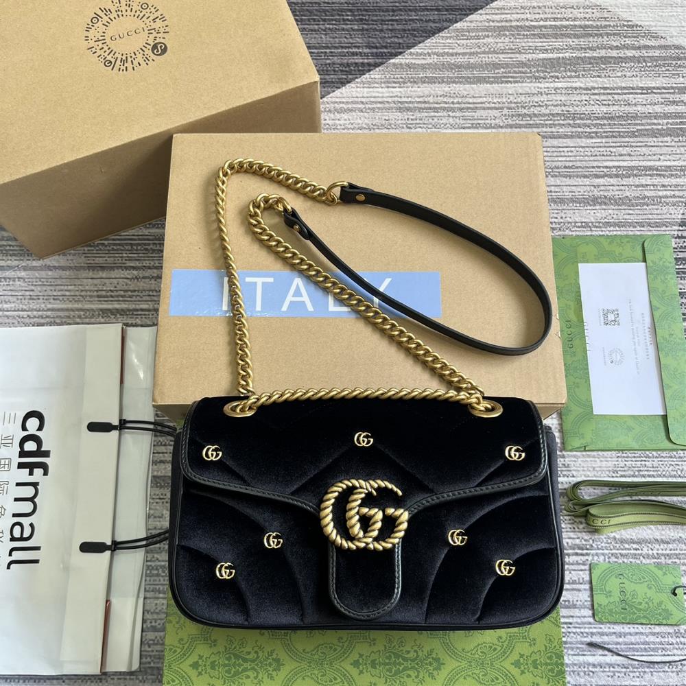 This GG Marmont series mediumsized shoulder bag comes with a complete set of packaging featuring a soft and refreshing interpretation of the class