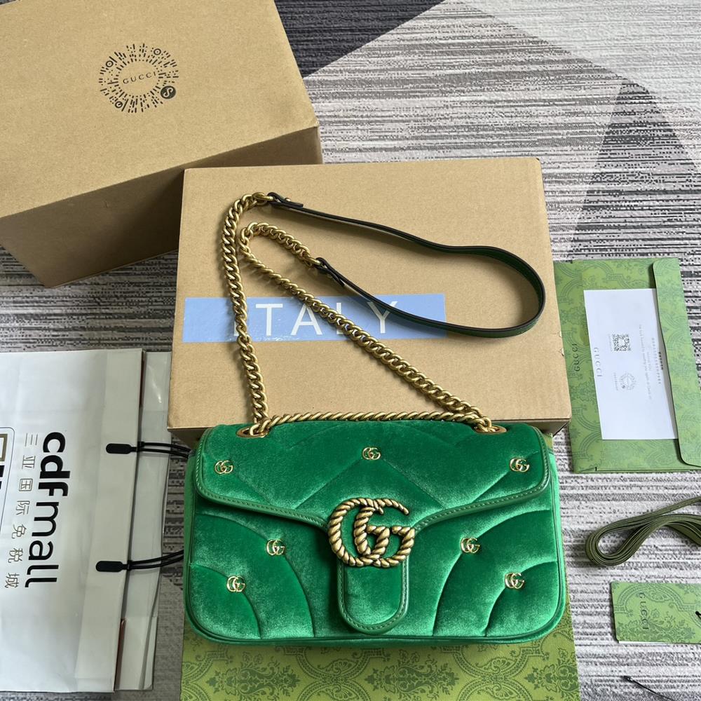 This GG Marmont series mediumsized shoulder bag comes with a complete set of packaging featuring a soft and refreshing interpretation of the class